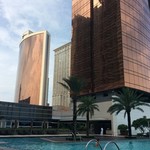 MGM MACAU - プールサイドから