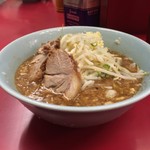 ラーメン二郎 - ぎょっ玉つけ麺のつけ汁。魚粉と玉ねぎでぎょったま。ヤサイコールしなくてもこれだけのヤサイ。豚も良かったな。