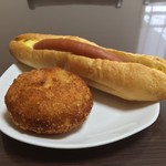 粉とクリーム - 惣菜パソはカレーかウインナーにかぎる。充実の朝食。  自宅にて