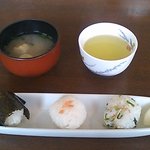 Kajiyuaru - 日替わりランチ 500円 ①おにぎりと味噌汁