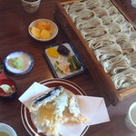 須坂屋 - へぎそば3人前、野菜の天ぷら、漬物、デザートでいただいた柿
