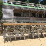 浜辺の茶屋 - 砂派の特設席。奥が、カフェ！