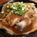 炭火焼バル ばね豚 - ローストポーク丼（中）ガーリックソース