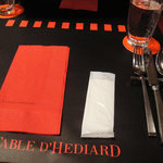 LA TABLED'HEDIARD - 店内は全て赤と黒で統一されてて、大人カジュアルといった雰囲気