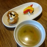 Kafe Kururi - ジャンヌダルクのパンを使用前菜 バジルのスープ