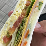 Vikutorikafe - 中味は、右からポテトサラダ→ハム→チーズ→レタス→トマト→玉子です。（2016.9 byジプシーくん）