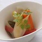 多彩蔬菜的自制西式咸菜