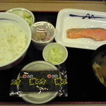 松屋 - 2010/11/01 焼魚定食490円629kcal、小鉢は納豆73kcal