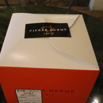 ピエール・エルメ・サロン・ド ・テ - 1個1個このような包装に入れてくれます。