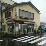 ３分ほど歩くと橋の先に食堂が