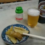 店主さんのツマミを分けてもらいました♪