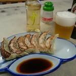 餃子＆びあ。酢の容器もステキ♪