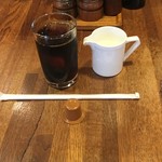 ステーキハウスボン - お冷グラスにアイスコーヒー。ガムシロは、好きなだけどうぞ(O_O)☆