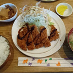 ごはんカフェ きなこ - （2016.9.8）トンカツ定食￥７００
      小鉢は、茄子の煮物、レンコンの炒め物、大根と厚揚げの煮物