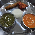 ナマステインドネパール料理 - スペシャル2種カレーランチ1050円　ほうれん草パニールとバターパニールマサラ