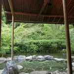 あさば - 2016年8月：野天風呂…全部お風呂に見えるかもしれませんが、奥は池ですｗ