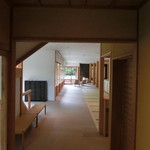 あさば - 2016年8月：サロンからみたロビー。お盆で満室でしたが、あまり人に出会わず良かったです