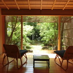 あさば - 2016年8月：泊まったお部屋("鉄仙")。池側ではないのでお安いみたいなのですが、手入れされたお庭付き。