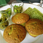 ロビー・ラウンジ - ハイティー3段目　抹茶クレープとポテトのサンドイッチ、茶蕎麦　豆苗　グリーンビーンズのサラダ　胡麻風味、抹茶のマフィン
