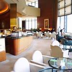 ロビー・ラウンジ - 天井が高くてクラシカルな雰囲気の店内