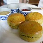 ロビー・ラウンジ - ハイティー3段目　抹茶のスコーン　クリーム3種類　ストロベリー、ベリー、ジャム＆蜂蜜