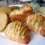 ロビー・ラウンジ - 抹茶風味のクロワッサン、抹茶風味の今川焼き、抹茶と小豆のデニッシュ