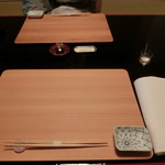 あさば - 2016年8月：朝食…夕食のときと同じ杉の木のお盆だそうですが、どちらかが杉の木の内側でどちらかが外側だそうです。お箸も杉。