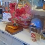 アモーラ ピッツァ - 店内のミニ薪窯等のディスプレイ。楽しい！