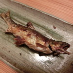 あさば - 2016年8月：夕食…鮎　炭火焼。少し皮がはがれてしまったものを新しく取り替えてくださいました。でも頭の向き？？？川魚だからよくわからないや。