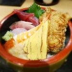 魚屋の居酒屋 魚錠 - 温かい穴子天がのる海鮮丼