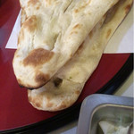 マディナ カレーレストラン - 長いナン。サクサクしてました。