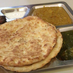 マディナ カレーレストラン - 丸いナン、チキンとほうれん草、ハリーム