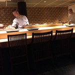 すし天 - 店内）白木カウンター