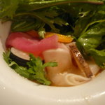 カセント - 葉野菜の下にたくさんの野菜