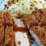 とんかつ 鉄 - ソースをかけたら、また、雰囲気が違うかな？