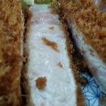 とんかつ 鉄 - 自然としみだしてくる脂が見えますか？