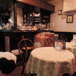 細長いお店なので、席数も17席とかなりこぢんまりした店内、
          カウンター内の調理スペースも狭そうだけど、
          店員さんお二人はとてもてきぱきと作業をされています。