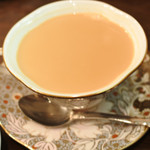 メアリルボーン - 紅茶はロイヤルミルクティーにしました。
      ほどよい濃さで美味しい～。
      スコーンと一緒にいただくとよく合うよ。
      ティーカップもいい感じで、
      気分は英国のアフタヌーンティーだね。