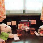 メアリルボーン - 待っている間、楽しくおしゃべりするボキら。
      ねぇねぇちびつぬぅ、ここすごく居心地がいいよね。
      
      ちびつぬ「そうねよね～おうちもこんな感じにならないかしら」