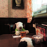 ボキらは店内奥の角席に案内されました。
          壁紙やカーテン、テーブルがかわいくて、
          まるでイギリスのおうちで、お茶してるみたい。