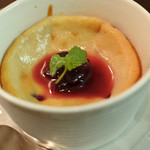 メアリルボーン - こ、これはめちゃめちゃ美味しい～♪チーズケーキは熱々だよ。トッピングされてる巨峰ジャムとは別に中にも巨峰が入ってて、すごく贅沢なチーズケーキです。ボキが食べたチーズケーキの中ではかなり上位に入るなぁ。