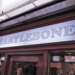 『メアリルボーン』というカフェ。
          スコーンと紅茶が美味しいって評判だよ。