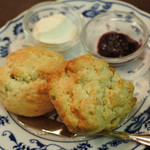 メアリルボーン - まずは、なにもつけずにスコーンだけで頂いてみることに。外はさっくり、中はしっとりととっても美味しい～♪特にくるみは香ばしくてボキ好みです。
      ホイップクリームとジャムを付けても甘さ控えめでいいよ