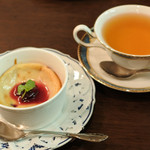 メアリルボーン - メニュー表を見ていたら、巨峰のチーズケーキも
      美味しそうだったので注文してみたよ。
      手作りの巨峰ジャムが入ったチーズケーキだそう。