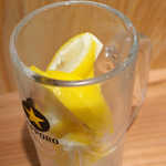 Gyuutan Taishuusakaba Bekotan - 飲み終わってもレモンがたっぷり！ ナカ（￥190）を注文して、飲み続けよう