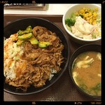 すき家 - アボカド牛丼ポテトサラダセット680円