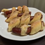 粉とクリーム - 惣菜パソはカレーかウインナーにかぎる。というわけで、ぐるぐるウインナーを食べやすい長さに切断。  自宅にて