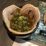 柳麺 呉田 - ■ざるチャーシュー
      つけ汁に、肉々しいチャーシュが（笑）。