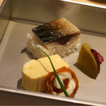 和食バル はれるや - ◉2016/09/04/SUN @前菜　鯖炙り寿司　柿チーズ　丸十 （サツマイモ）