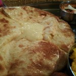 インド料理夢タージマハール吉祥寺 - チーズナンは、チーズが溢れるほどにたっぷり。